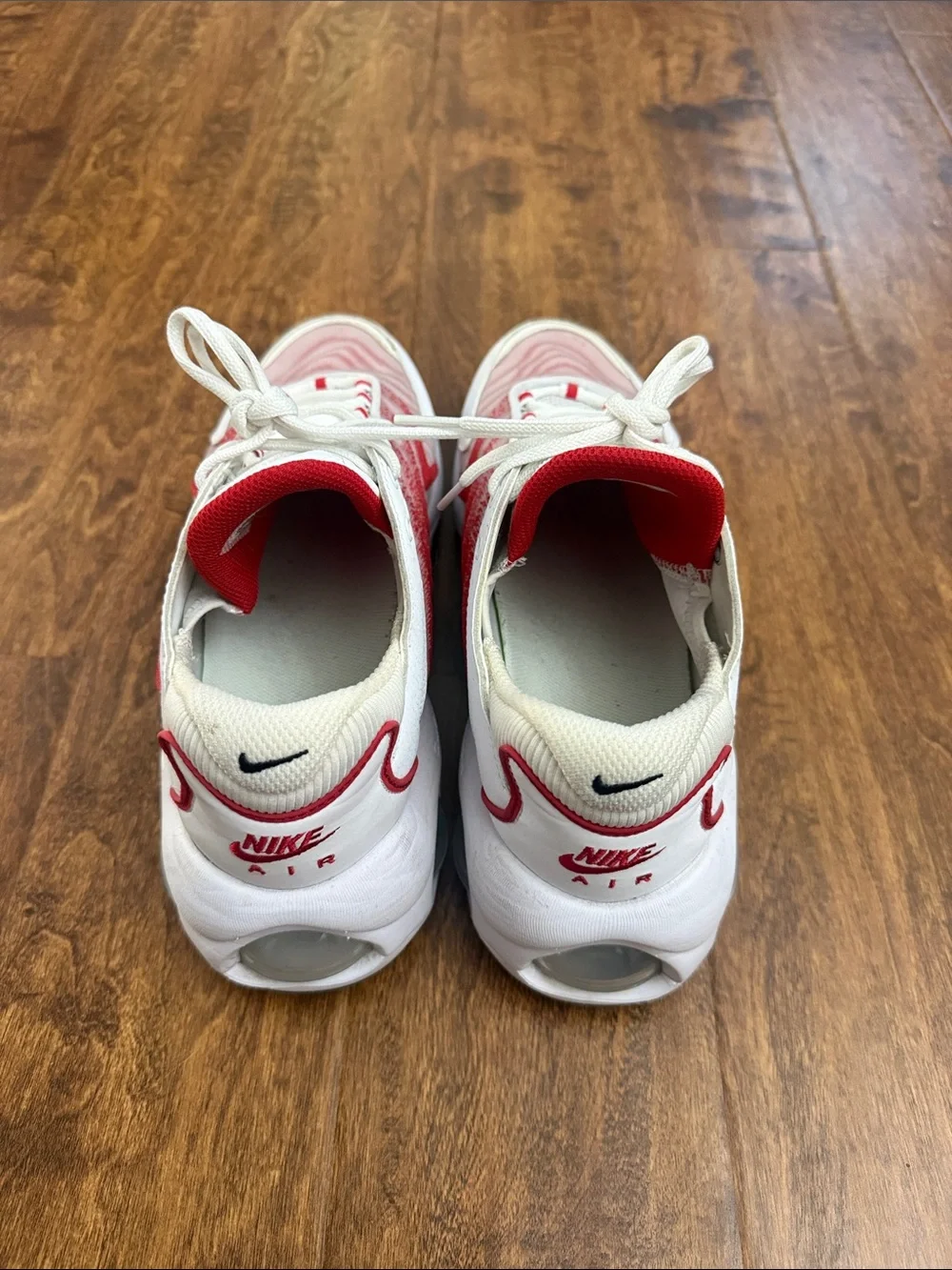 Nike White & Red Wave-Pattern Running Sneakers